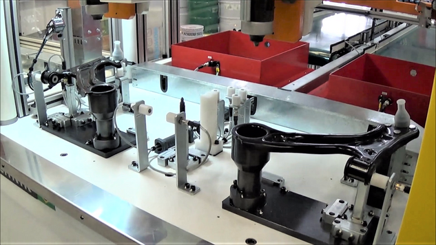 Duas servo prensas TOX® realizam simultaneamente a inserção de buchas em braços de controle.